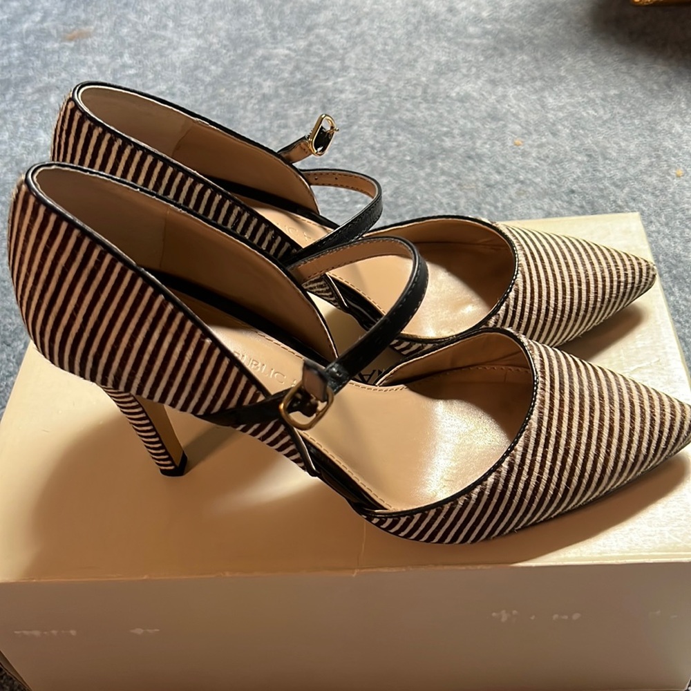 Banana Republic Kenedy Heels. Size 6 1/2.